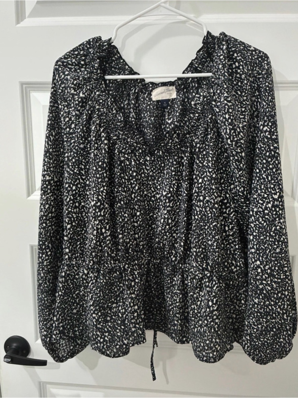 Universal Thread Black & White Printed Long-Sleeve Peplum Blouse